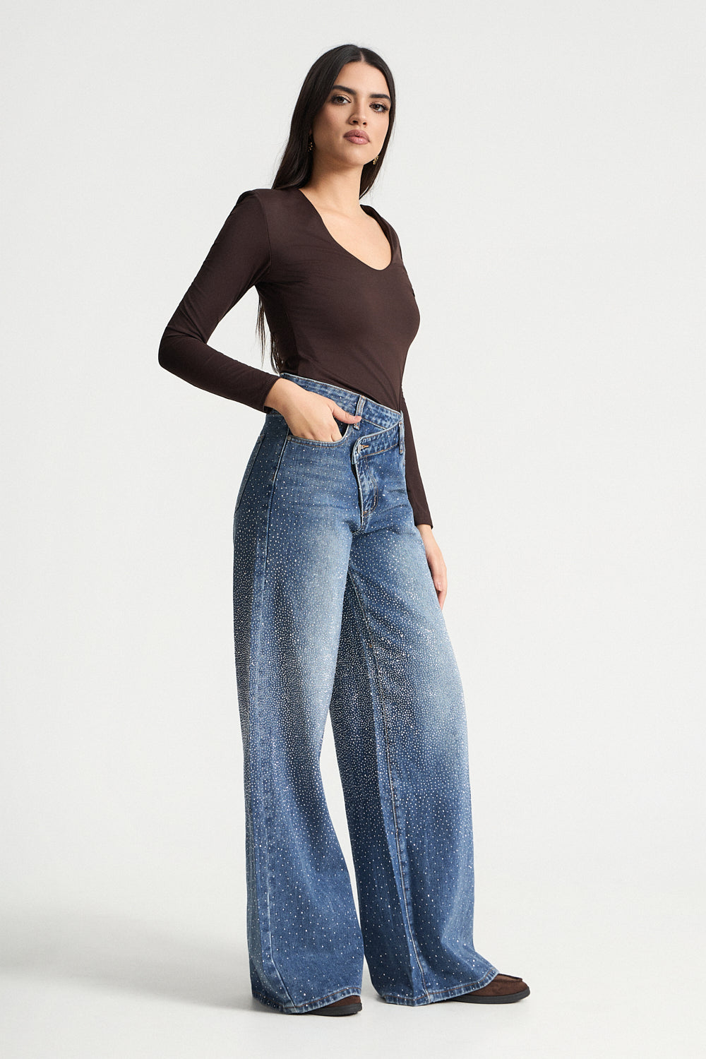 Τζιν παντελόνι με ασύμμετρο κουμπωμα και στρας